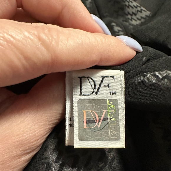 Diane Von Furstenberg silk dress size 4.Black and white.Zips from top and bottom - Picture 8 of 13